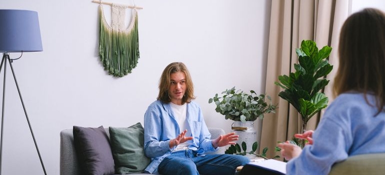 Man talking about men and alcoholism with his therapist.