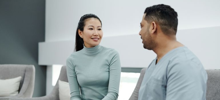 Doctor discussing alcohol-related health effects with a patient during a medical consultation.