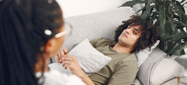 Man talking with a therapist about changes you can expect after you stop drinking.