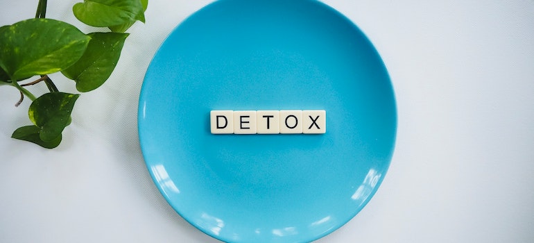 A plate with a word 'detox'