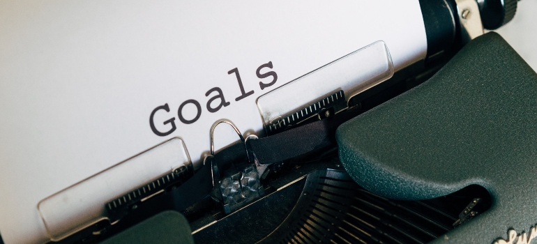 typewriter typing the word "goals", representing difference between CBT and DBT