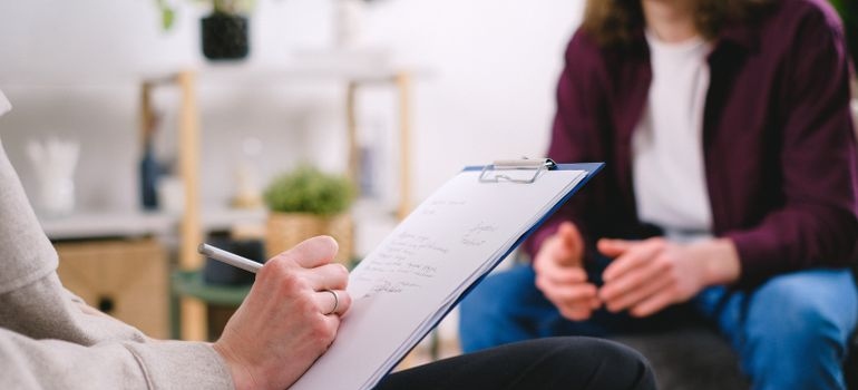 Client discussing what made addiction treatment difficult with a therapist.