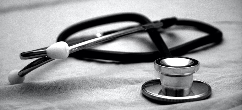 A black and white picture of a stethoscope.