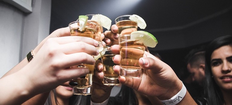 Social drinking and cultural factors are risk factors for addiction.