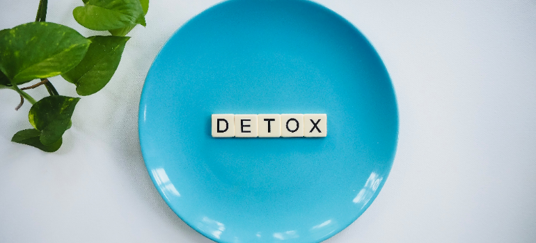 a plate with "detox" written on it
