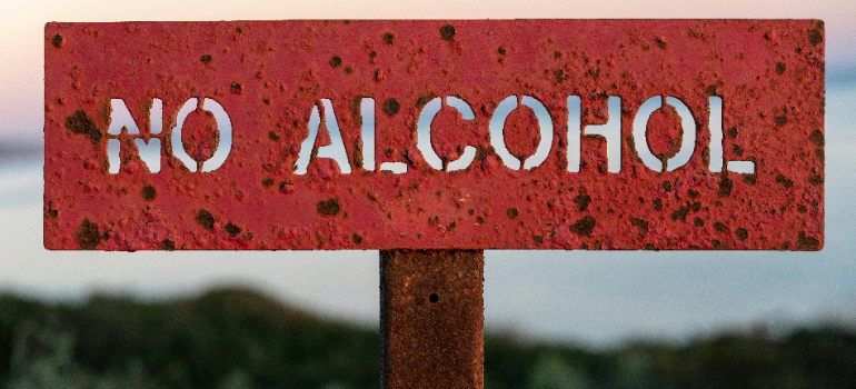 a no alcohol sign 