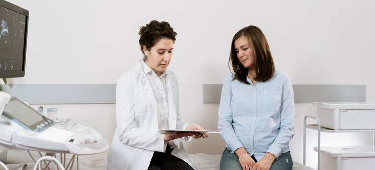 Pregnant woman speaking with a doctor about alcohol and pregnancy.