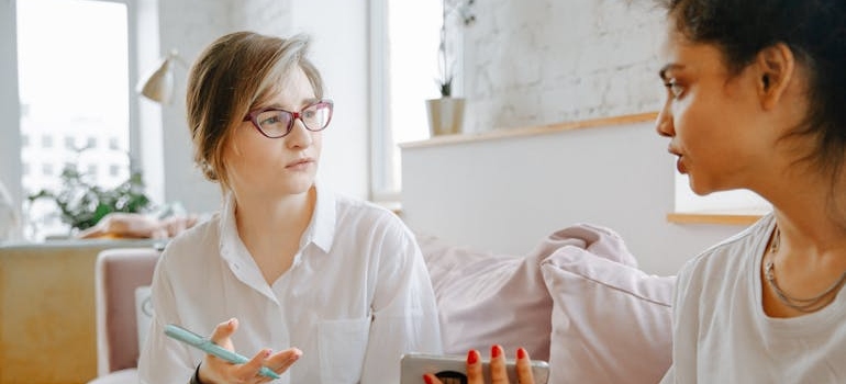 Woman talking to her therapist about the relationship between stress and addiction