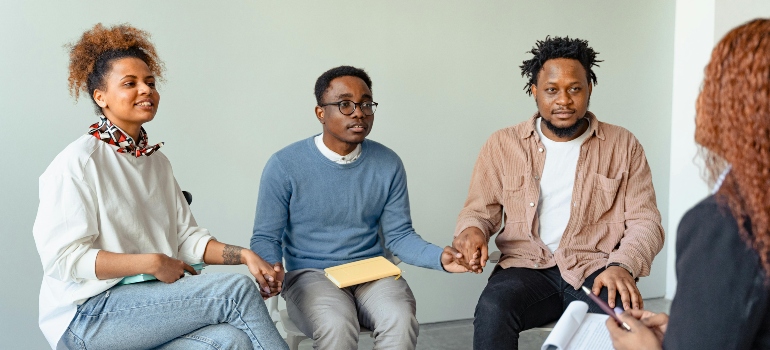 Three people talking to a therapist about the risks of mixing gabapentin and tramadol