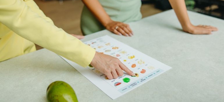 Nutritionist explaining the foods that help with alcohol cravings to a patient.