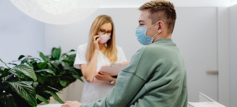 Man talking to a receptionist in a hospital about cocaine heart attack