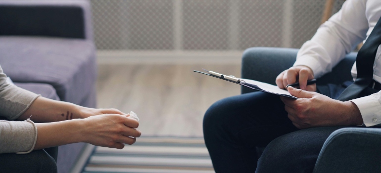 A woman is talking with her psychologist about Vyvanse addiction in an individual therapy session.