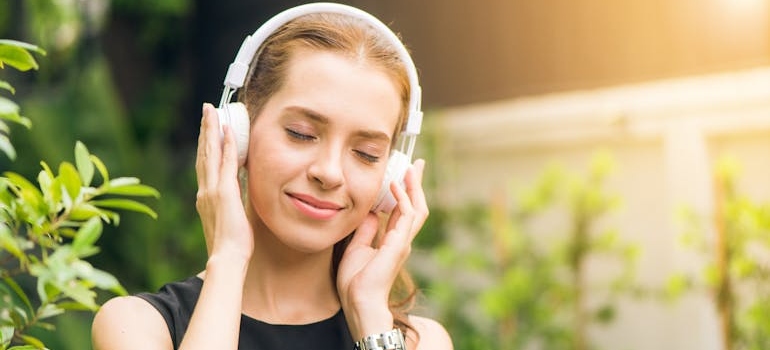 Woman wearing headphones and listening to music.