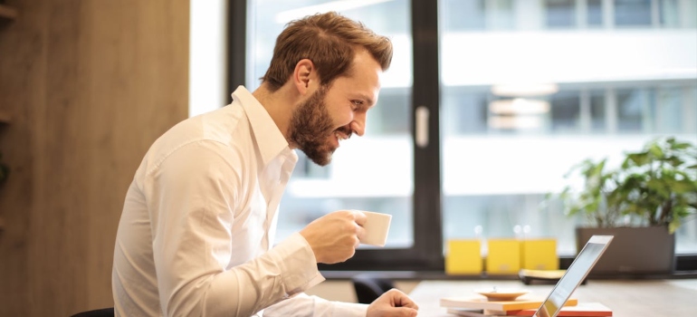 Man who knows that you can keep your career while in alcohol rehab