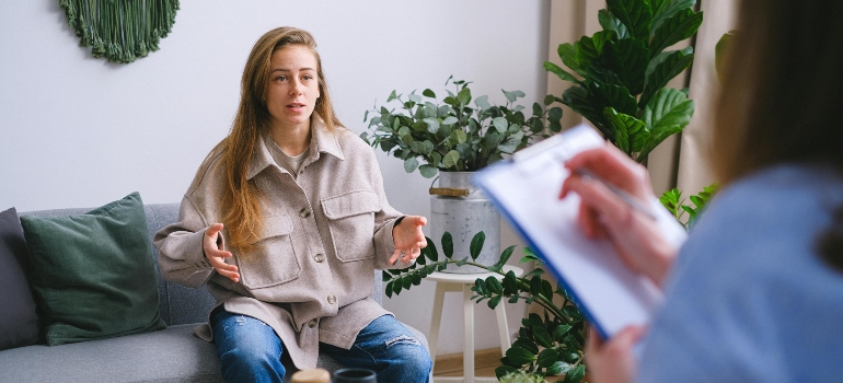 Woman talking to a therapist about her holiday blues symptoms.