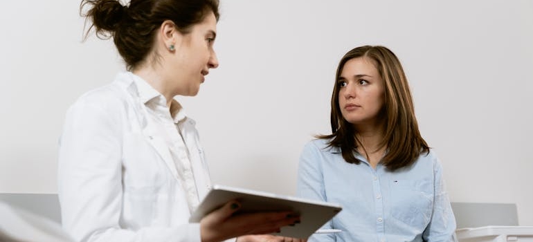 Woman talking to her doctor about Oxycodone and breastfeeding.