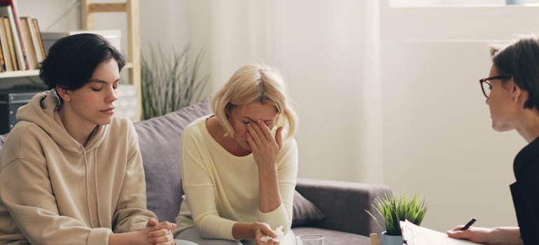 Mother and child talking to a psychologist.