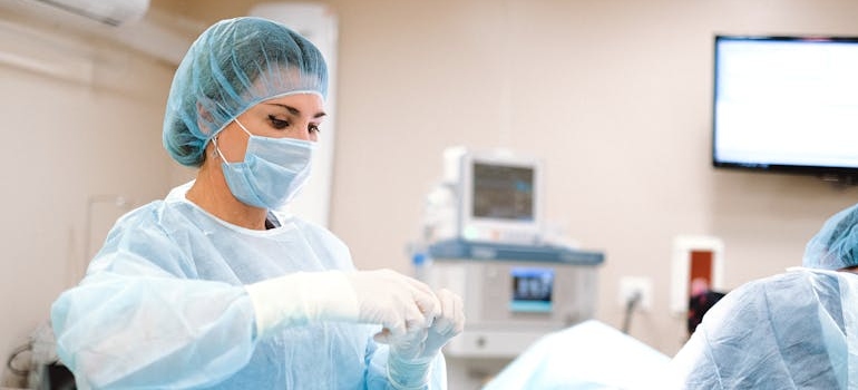 Nurse preparing for a surgery.