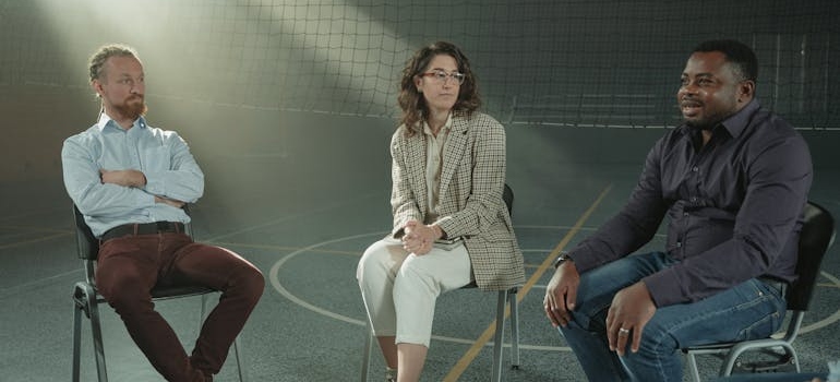 People in a peer support group talking about their experiences with how long does cannabis-induced anxiety last.