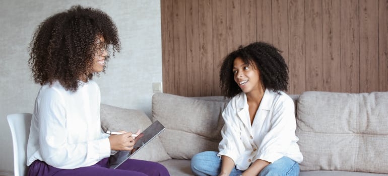 Woman talking about how to tell if someone is using cocaine with her therapist.