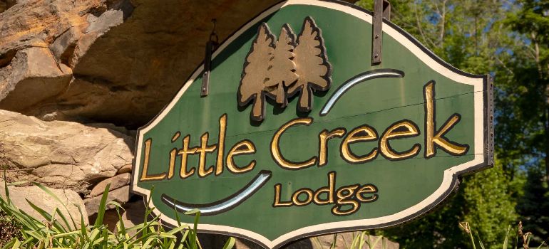 Exterior view of Little Creek Lodge where addiction treatment programs are provided in a structured clinical environment
