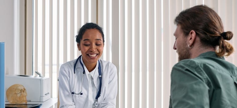 Doctor explaining the risks of mixing alcohol with drugs to a patient.
