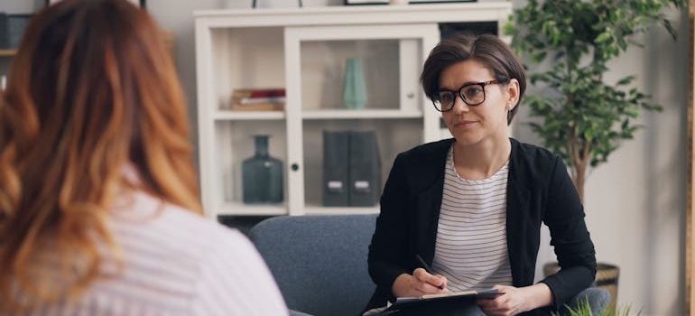 Therapist explaining when is it time to go to detox to a patient.