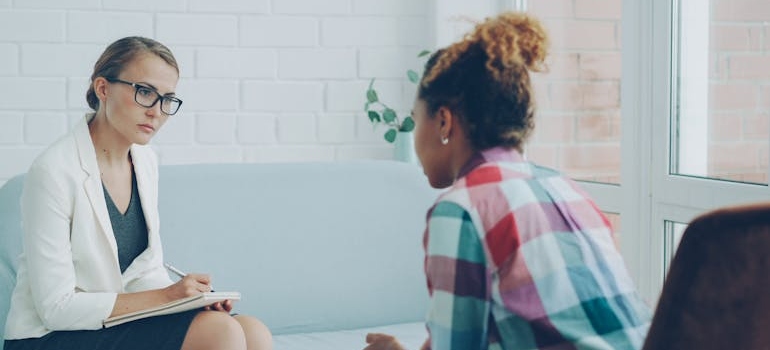 Therapist suggesting staying longer than 30 days in rehab to a client.