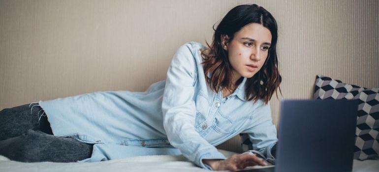 Woman looking up free Narcan in Pennsylvania on her laptop.