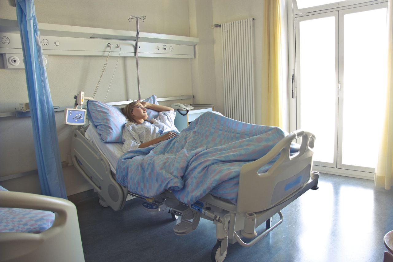 Woman with alcohol ketoacidosis lying in a hospital bed.
